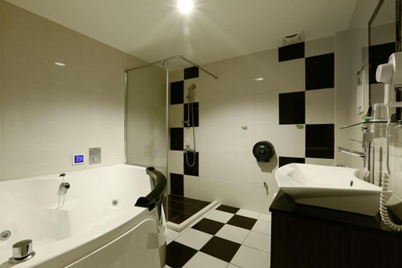 Hua Xiang Motel - Arena Kaohsiung Exterior photo